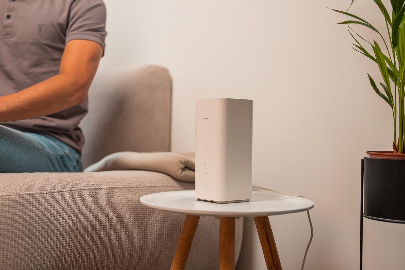 Het 5G-modem van dichtbij op een bijzettafel naast de bank