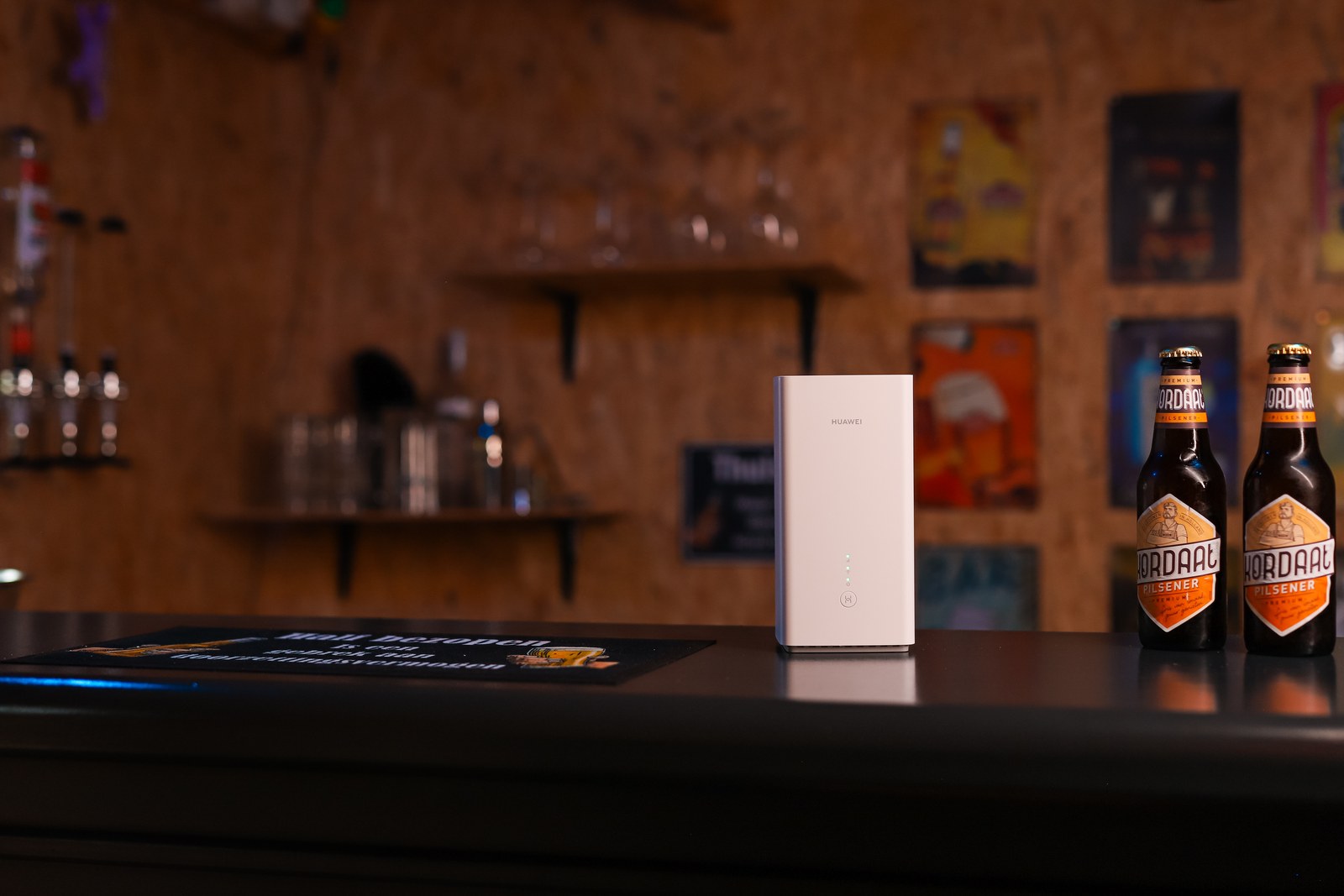 Het 5G-modem op de bar van een strandtent, tussen de flessen