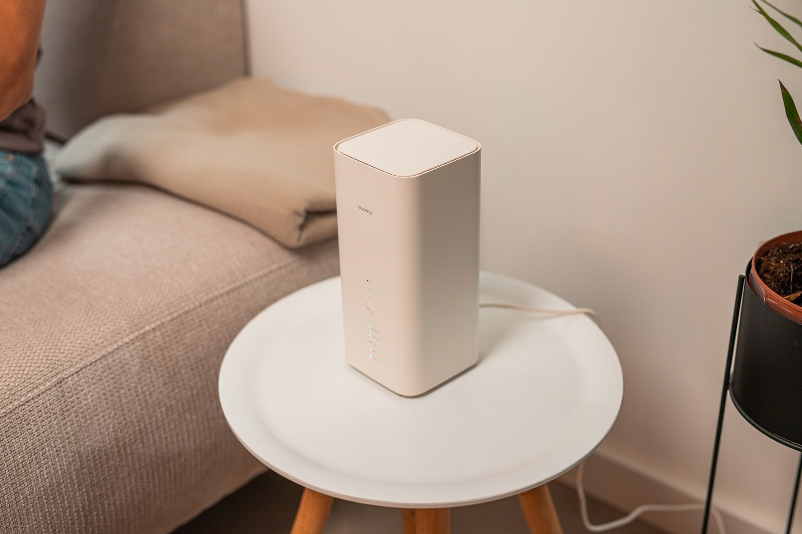 Het witte 5G-modem van dichtbij op een rond bijzettafeltje