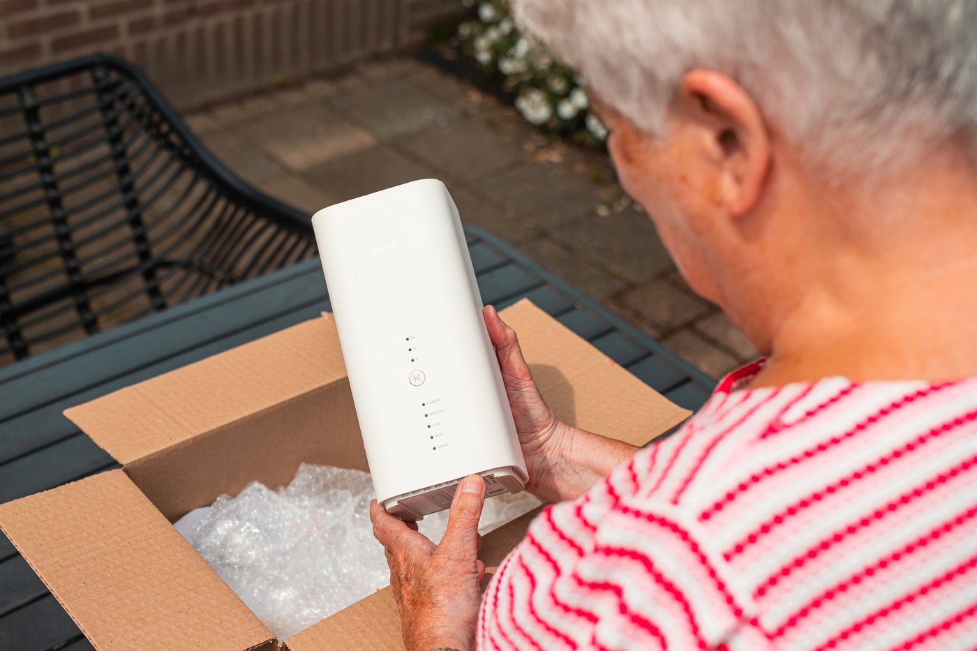 Het 5G-modem wordt uit de doos gehaald