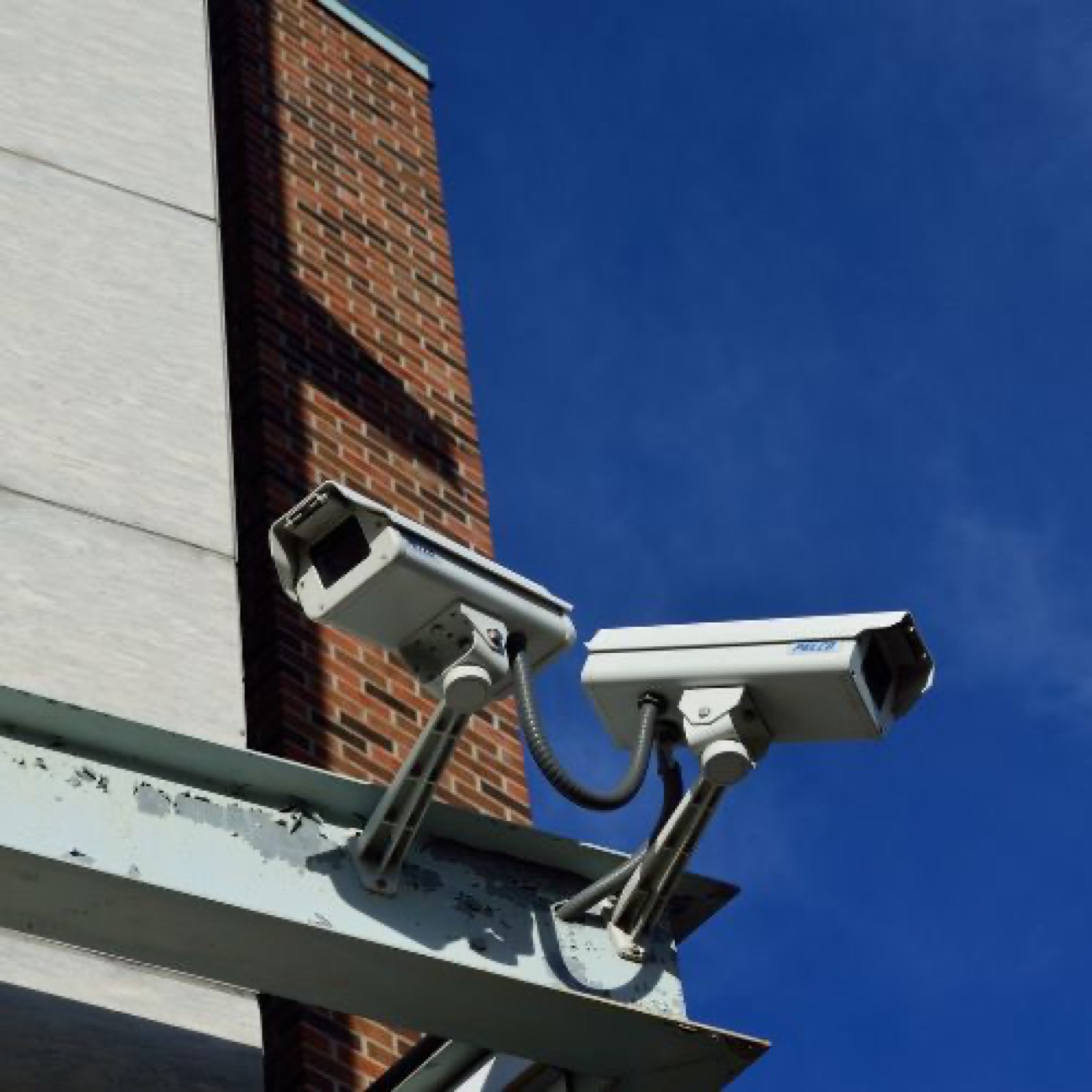 Twee beveiligingscamera's aan een gevel