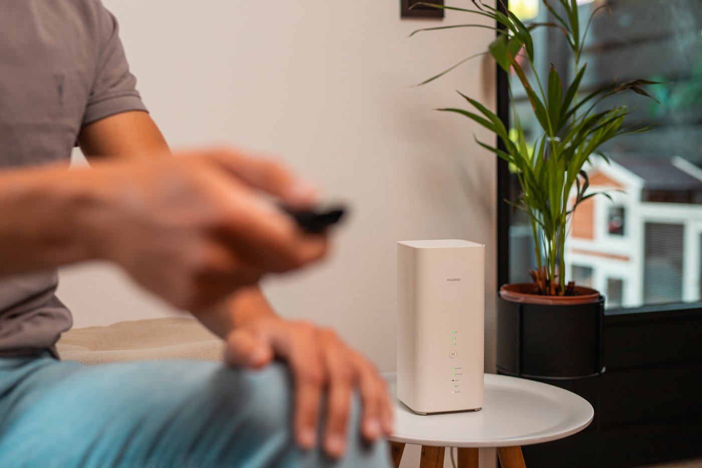Hand op het 5G-modem op een bijzettafel