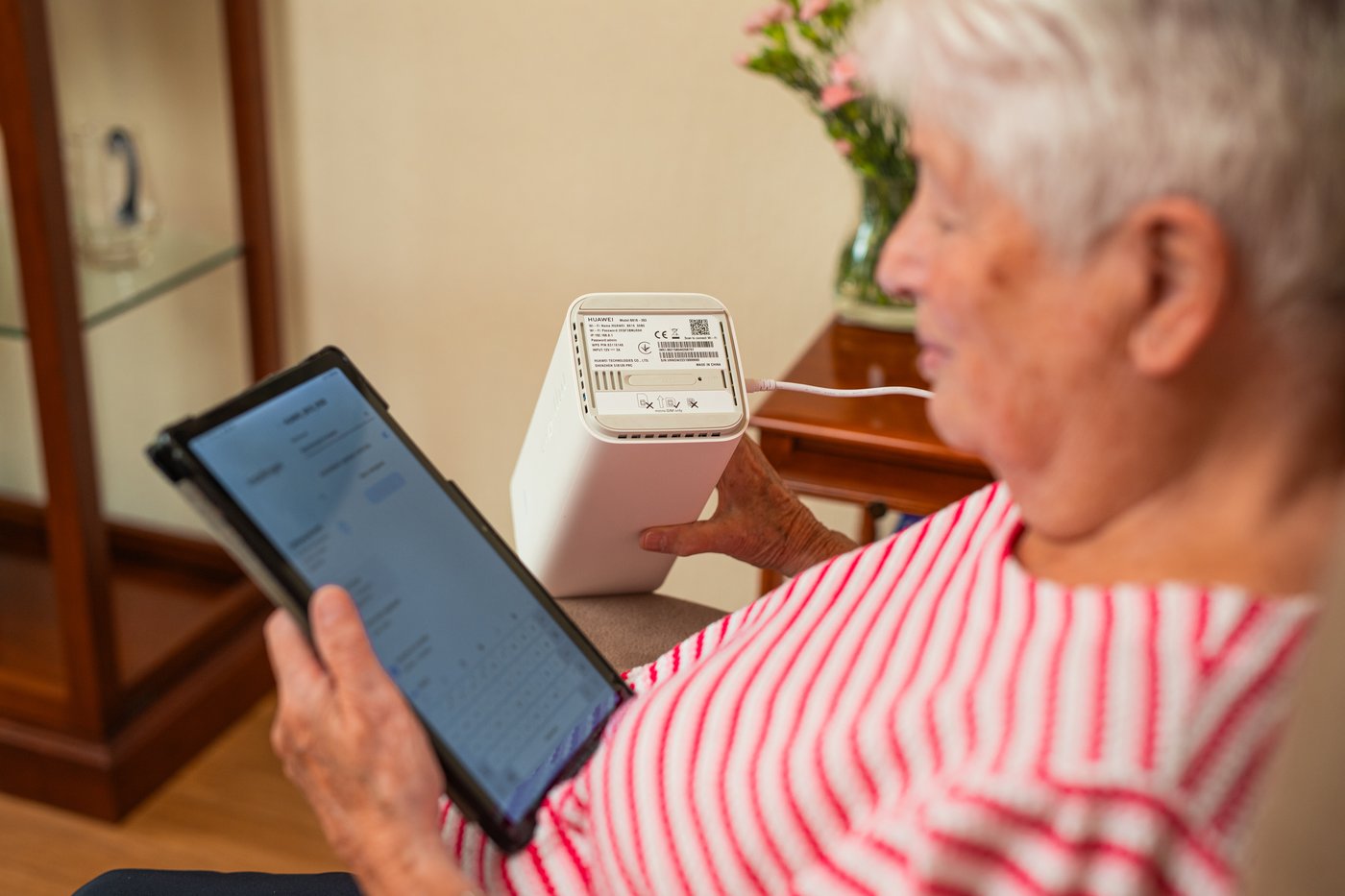 Tablet met een instellingenpagina naast het 5G-modem