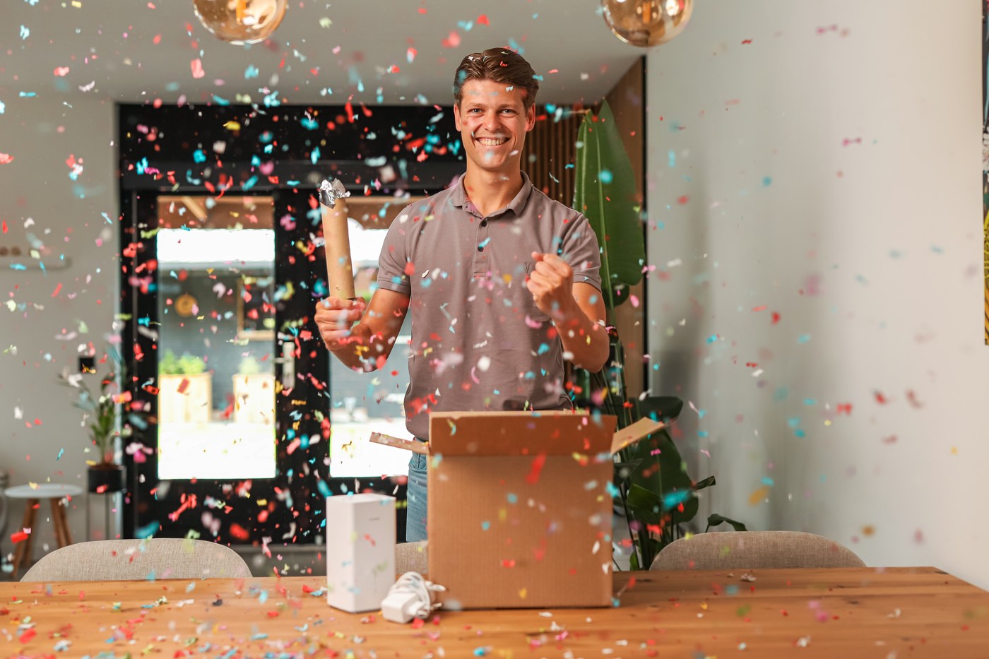 Man pakt het 5G-modem uit tussen rondvliegende confetti