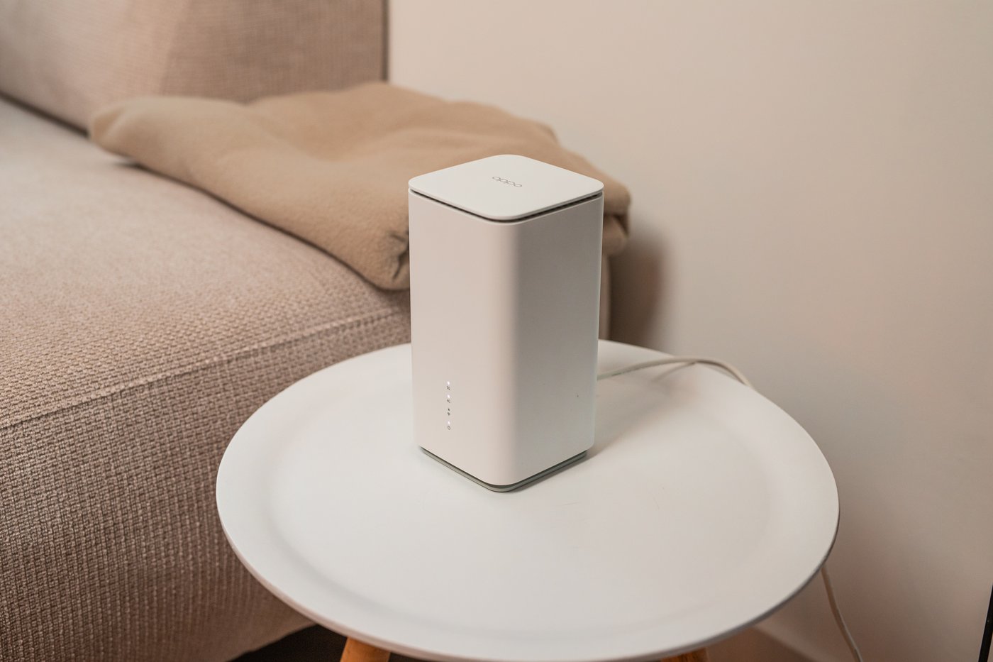 Het witte 5G-modem op een rond bijzettafeltje