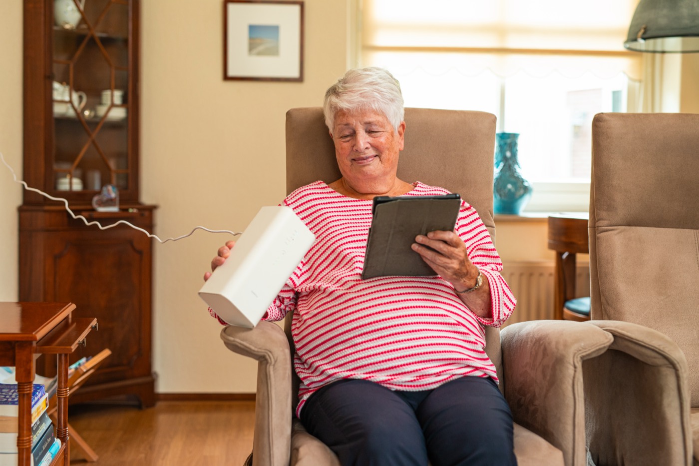 Vrouw met tablet en modem