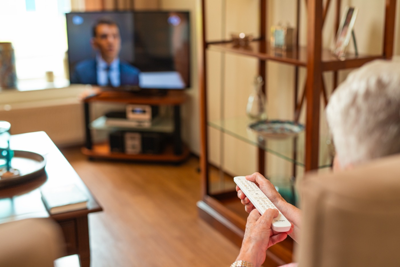Vrouw kijkt televisie