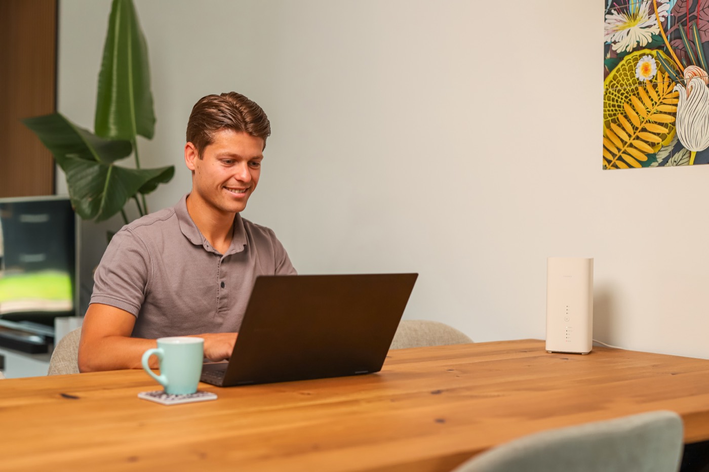 Man werkt aan zijn bureau