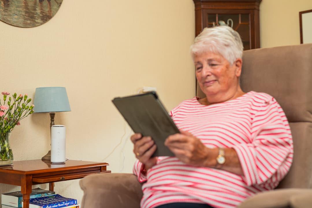 mevrouw genietend van uitstekende verbinding dankzij Internet via de Mast